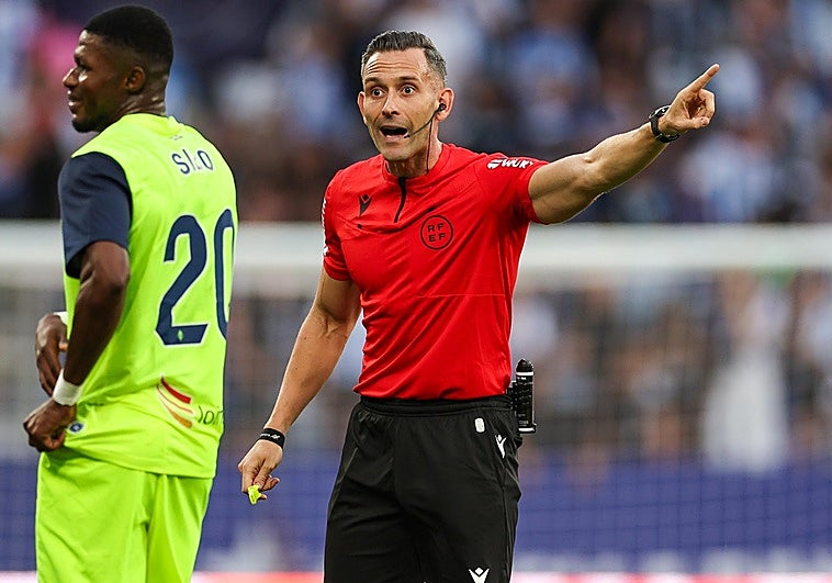 Insólito: tándem de árbitros sevillanos en el Málaga-Córdoba